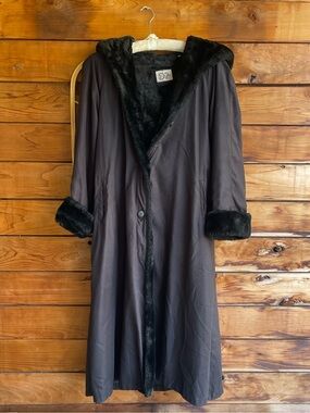 Drizzle Mob Wife Vintage  Dark Blue Maxi Coat Plush Fur Trim hood & Cuffs-size 8